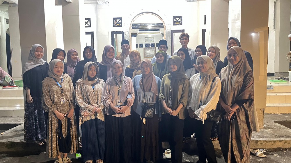 Pemuda Pemudi desa Pakuan dan Mahasiswa KKN PMD Unram Turut membantu Merayakan Isra Mi'raj Nabi Muhammad SAW di Dusun Jurang Malang, Desa Pakuan